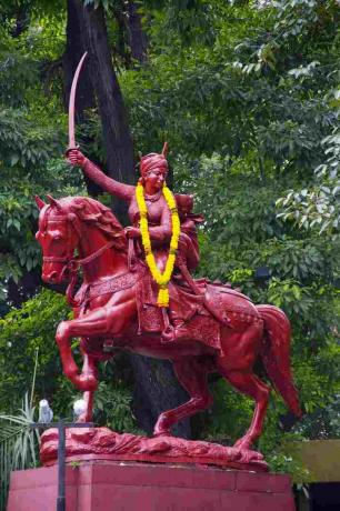 Zashichi Rani kuju, Rani Laxmibai Balgandharva teatri või Rangmandiri lähedal, Pune