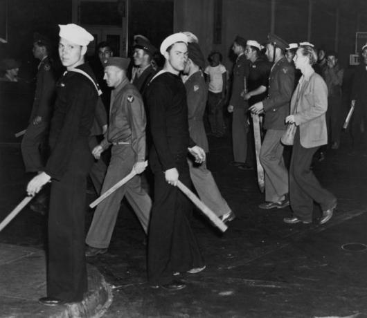 Keppidega relvastatud Ameerika meremeeste ja mereväelaste jõugud Zoot Suit Riots'i ajal, Los Angeleses, Californias, juuni 1943.