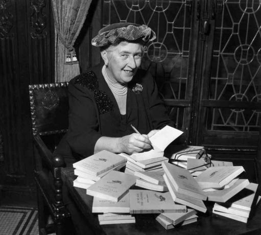Agatha Christie allkirjastades hunniku raamatuid