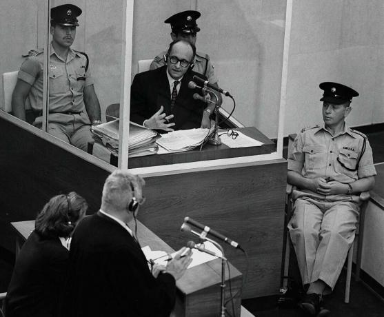 Natside sõjakurjategija Adolph Eichmann seisab Iisraeli politsei poolt 22. juunil 1961 Jeruusalemmas peetud kohtuprotsessi ajal kaitstud klaasist kabiinis.