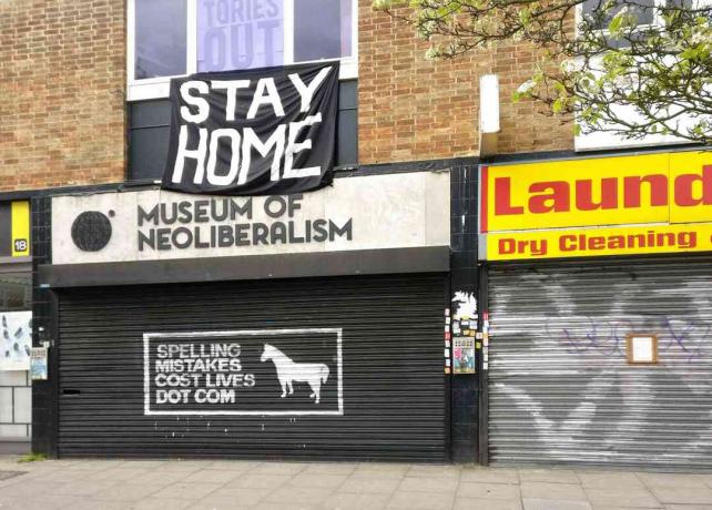 Suur STAY HOMEi silt suletud neoliberalismi muuseumi kohal Lewsihamis, Londonis, Inglismaal.