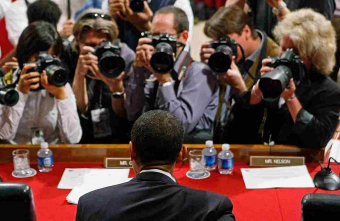 Senati kuulamisel ümbritsesid senaator Barack Obamat fotograafide fotod.