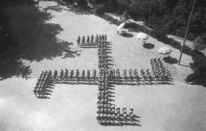 Itaalia tüdrukute suvelaager, mis moodustas natside svastika, 8. augustil 1942 Genovas, Itaalias.