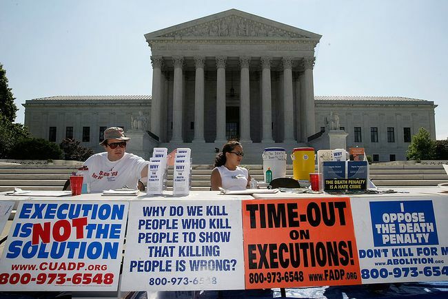 Aktivistid osalevad 1. juulil 2008 Washingtonis USA ülemkohtu ees surmanuhtluse vastases valves.
