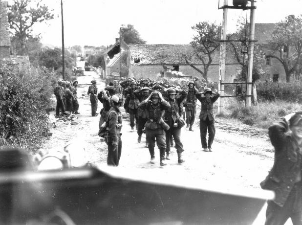 Saksa sõdurid marssisid alistades käed peaga mööda tänavat.